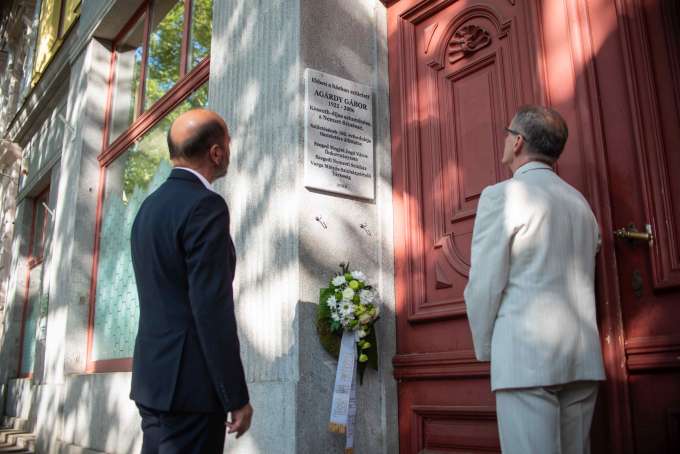 Mától tábla őrzi Agárdy Gábor emlékét Széchenyi téri szülőháza falán