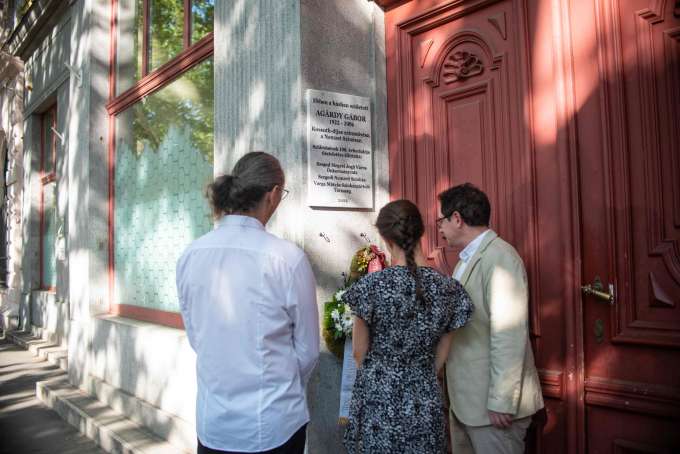 Mától tábla őrzi Agárdy Gábor emlékét Széchenyi téri szülőháza falán